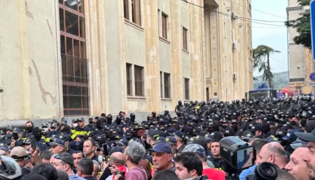 У Тбілісі проходить протест після ухвалення закону про «іноагентів» у другому читанні