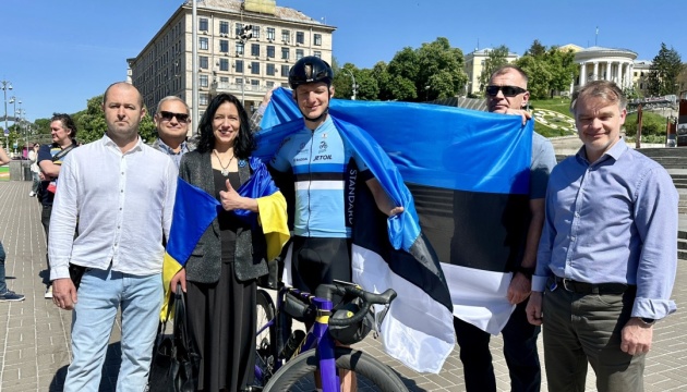 До Києва дістався естонський депутат, який влаштував велопробіг на підтримку ЗСУ