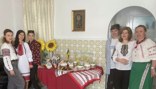 В Українській школі в Тунісі провели благодійний великодній продаж пасок і святкових прикрас