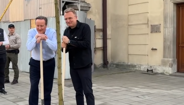 Cameron visits Lviv, plants tree