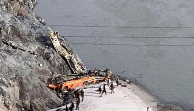 У Пакистані автобус упав в ущелину, загинули 20 людей