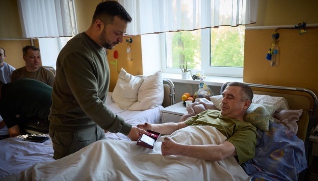 Zelensky visita a los soldados heridos en un hospital en la región de Jmelnytsky