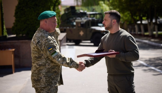 Zelensky entrega condecoraciones a los guardias fronterizos