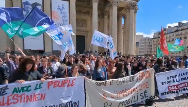 У Парижі пропалестинські активісти перемістилися мітингувати на вулицю