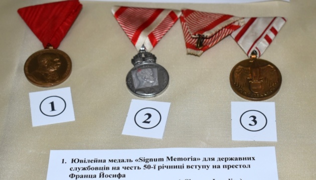 У Чернівецький музей передали нагороди буковинського чиновника часів Австро-Угорської імперії