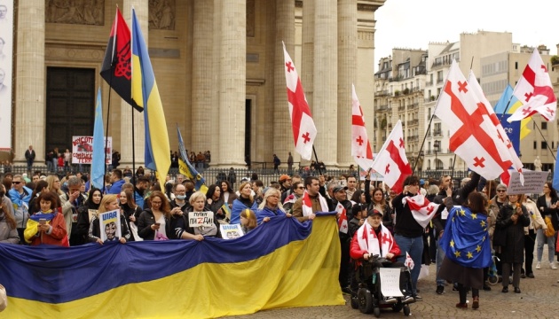 У Парижі українці та грузини разом маніфестували за свободу та європейське майбутнє