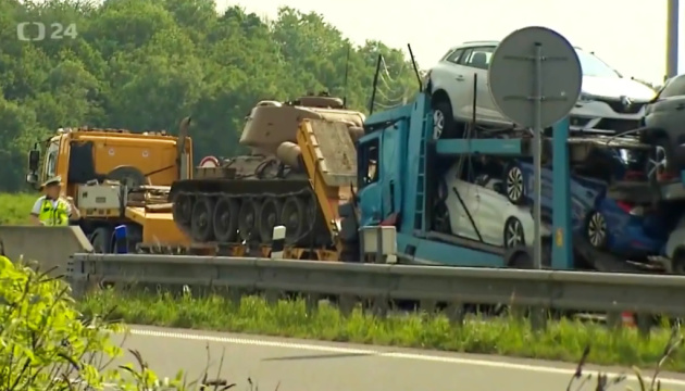 У Чехії вантажівка зіткнулася з тягачем, що перевозив історичний танк - загинула людина