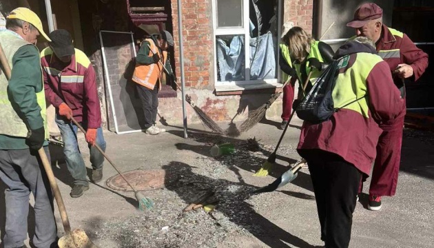 У Харкові комунальники усувають наслідки після атаки ворожих дронів