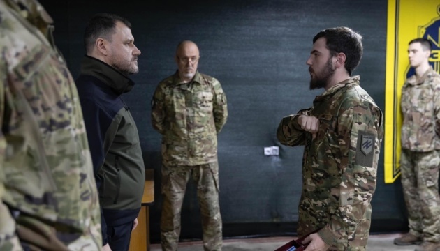 Le ministre ukrainien de l'Intérieur a remis des médailles honorifiques aux militaires de la brigade Azov 