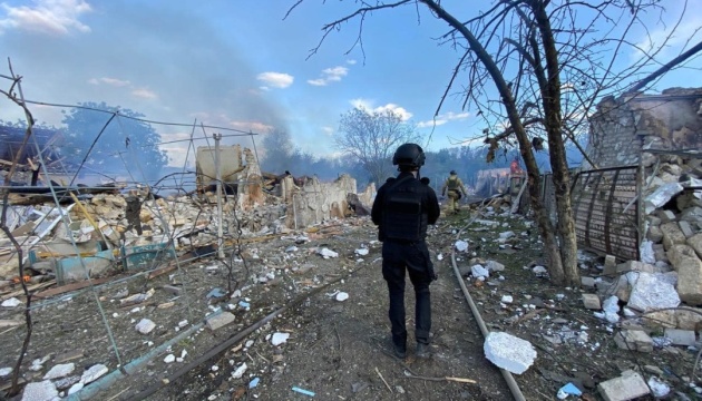 In einem Dorf in Region Charkiw zerstört russische Bombe eine ganze Straße
