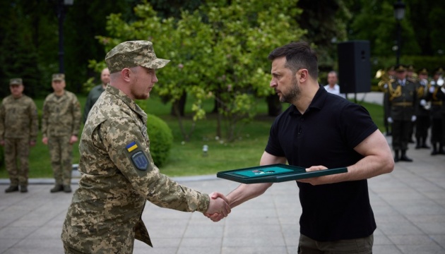 Зеленський вручив нагороди воїнам-піхотинцям і рідним загиблих героїв
