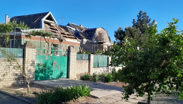 Beschuss von Biloserka, Eine Frau verletzt, mehrere Häuser beschädigt