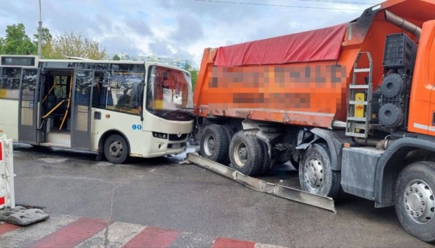 У Києві вантажівка зіштовхнулася з маршруткою, семеро травмованих