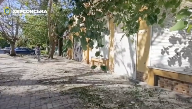 Officials show aftermath of last evening's shelling of Kherson