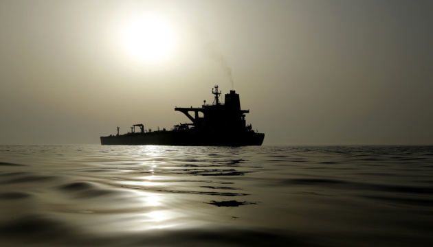 Підсанкційний танкер РФ здійснив таємну перевалку нафти біля Сінгапуру - Bloomberg