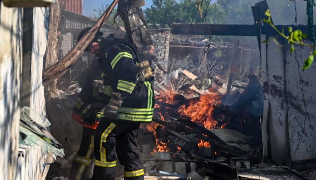 У Херсоні внаслідок обстрілу загорілися чотири житлові будинки