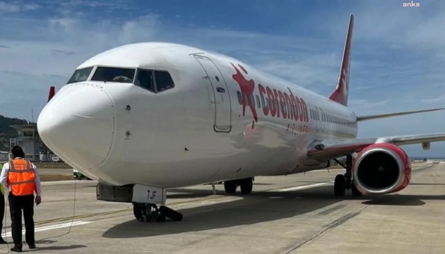 Ще один інцидент в турецькому аеропорту: під час посадки у літака лопнула шина