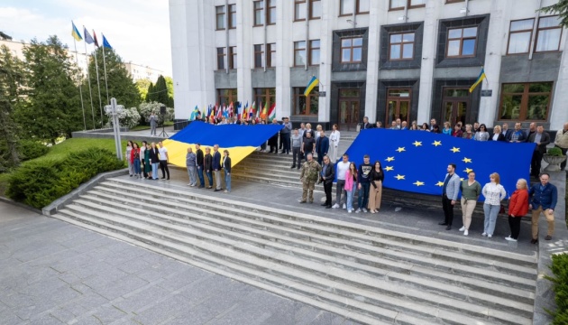 У Тернополі розгорнули прапори України та Євросоюзу