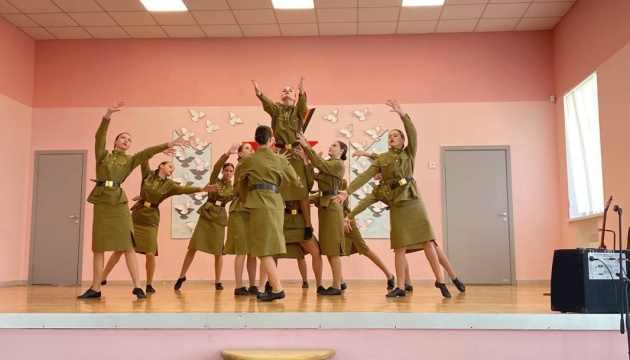 У Маріуполі загарбники змусили дітей танцювати у радянській формі та з прапорами СРСР