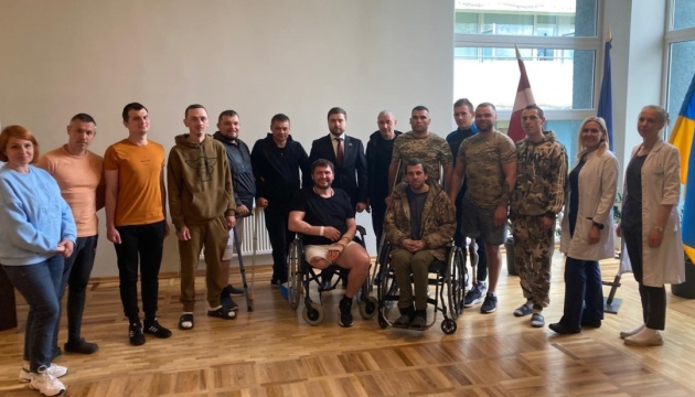 Посол відвідав українських військових, які проходять лікування та реабілітацію у Латвії