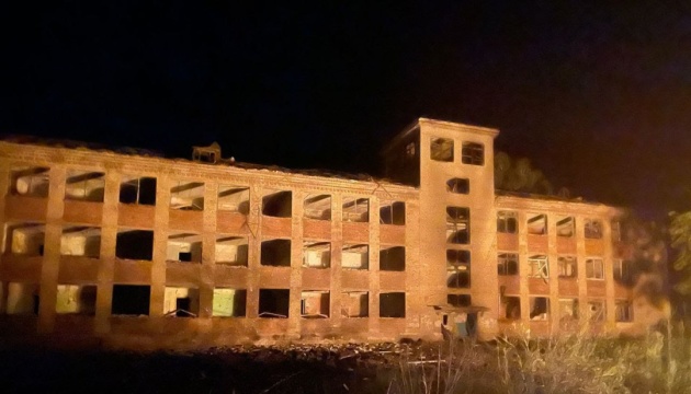 Selydové bombardé par les troupes russes : des immeubles et un établissement d'enseignement endommagés