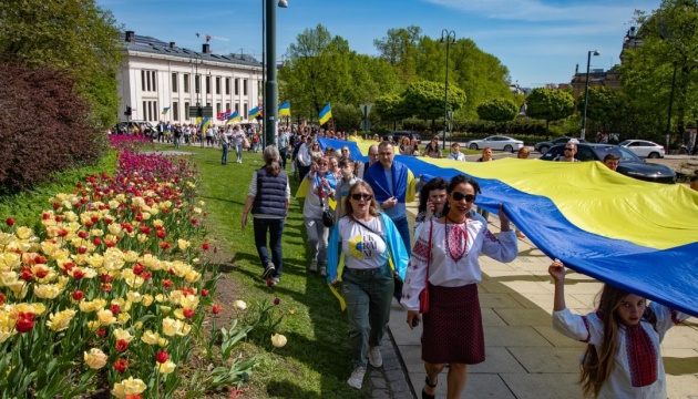 Українці провели демонстрацію до Дня вишиванки в Осло