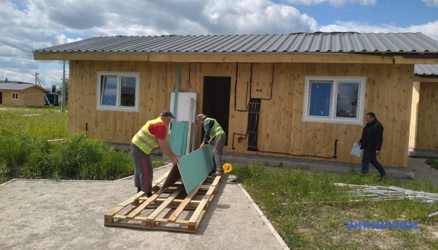 У Житомирській громаді облаштовують модульні будинки для переселенців