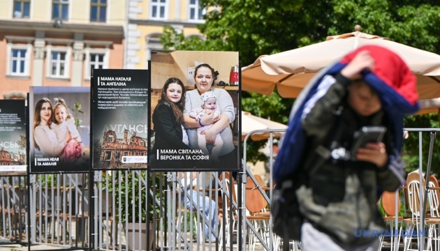 «Мам, я в безпеці»: у Львові - виставка про жінок, які рятували дітей від обстрілів РФ