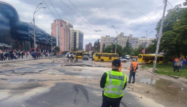 У Києві через прорив труби на вулиці Антоновича змінений рух транспорту