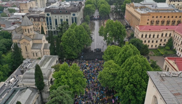 Біля парламенту Грузії почались сутички між силовиками і мітингувальниками