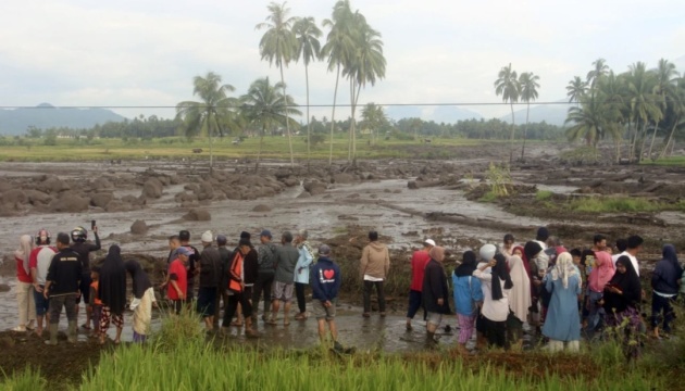 Десятки жертв через повені - в Індонезії почали «розстрілювати» хмари