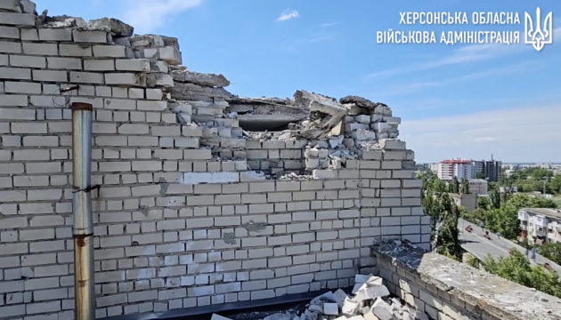 Kherson authorities show high-rise building damaged by Russian shelling 