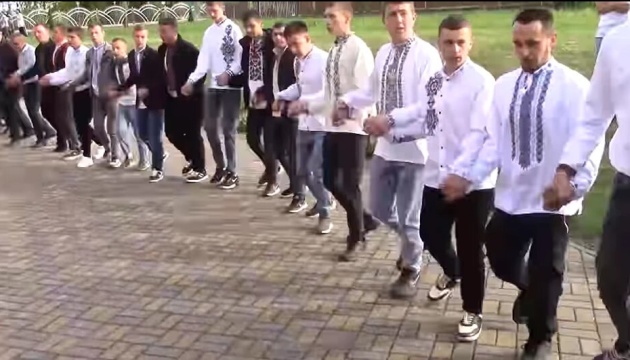 Новий рекорд України: на Прикарпатті 225 хлопців і чоловіків станцювали великодній «Сербен»