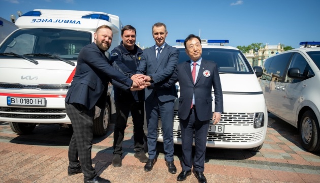 Україна отримала від Південної Кореї 40 автівок екстреної меддопомоги
