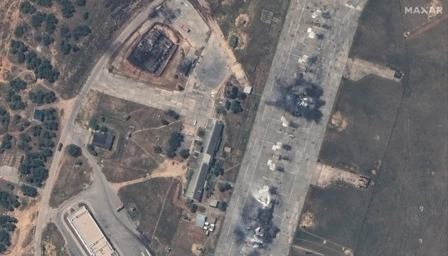 Satellitenbilder zeigen Folgen von Angriff auf russischen Militärflugplatz Belbek auf der Krim