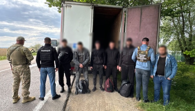 «Трансфер» до Молдови: прикордонники виявили п'ятьох ухилянтів у причепі вантажівки