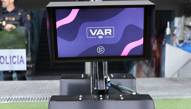ФІФА тестує систему «челленджів» для відеоповторів
