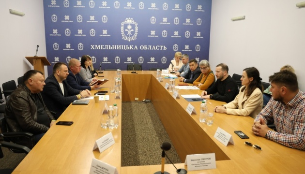 Права переселенців: на Хмельниччині відбулося виїзне засідання спецкомісії Ради