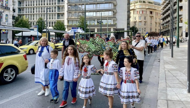 В Афінах відбулася урочиста хода до Дня вишиванки