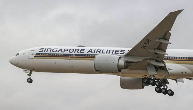 Літак Singapore Airlines здійснив екстрену посадку, один пасажир загинув і 30 поранені