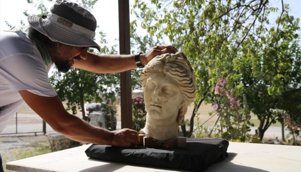 Археологи знайшли в Туреччині унікальні скульптури бога медицини Асклепія та його доньки