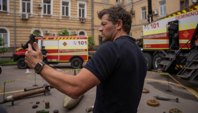 У Києві актор і амбасадор United24 Міша Коллінз відвідав рятувальний підрозділ