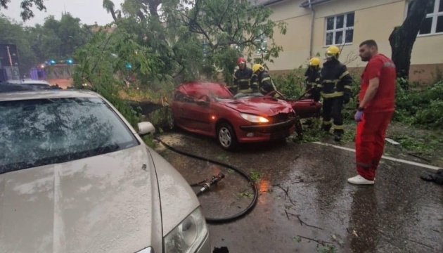 У Сербії сильні зливи і вітер спричинили хаос, загинула людина