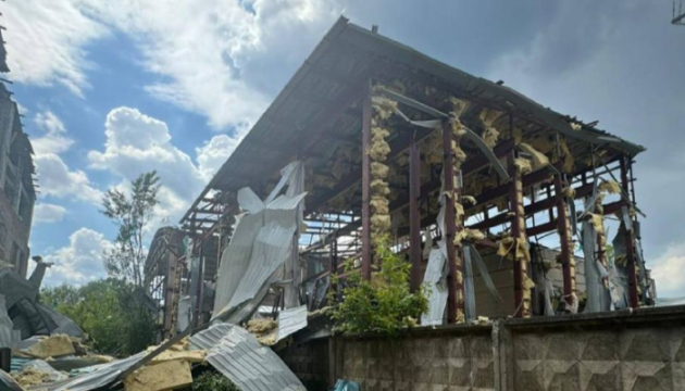 У Харкові внаслідок удару РФ зруйноване підприємство, пошкоджені будинки та кафе