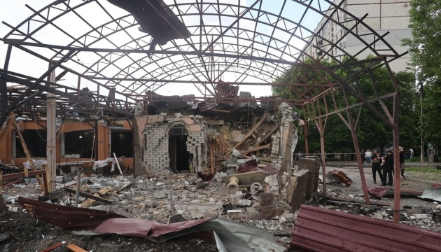 Aumenta a 12 el número de víctimas tras el ataque aéreo a Járkiv