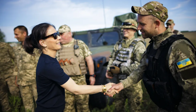 Baerbock besucht ukrainische Stellungen