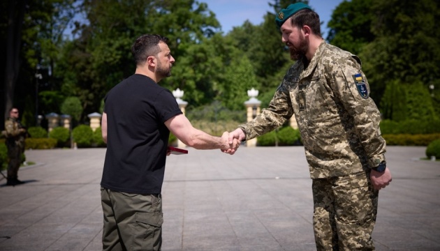 Zelensky presents awards to marines who distinguished themselves in combat
