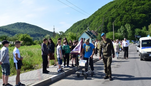 На Буковині волонтер під час благодійного марафону на ходунках зібрав понад ₴400 тисяч для ЗСУ