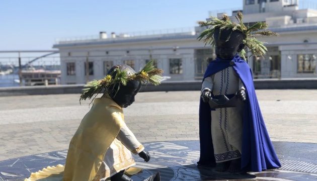 Скульптури малюків-засновників Києва перевдягли до Дня міста