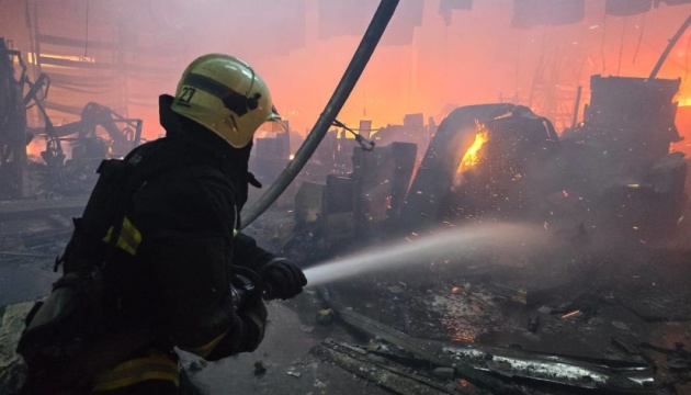 У харківському «Епіцентрі» горять понад 10 000 квадратних метрів: ліквідації пожежі заважають займисті матеріали